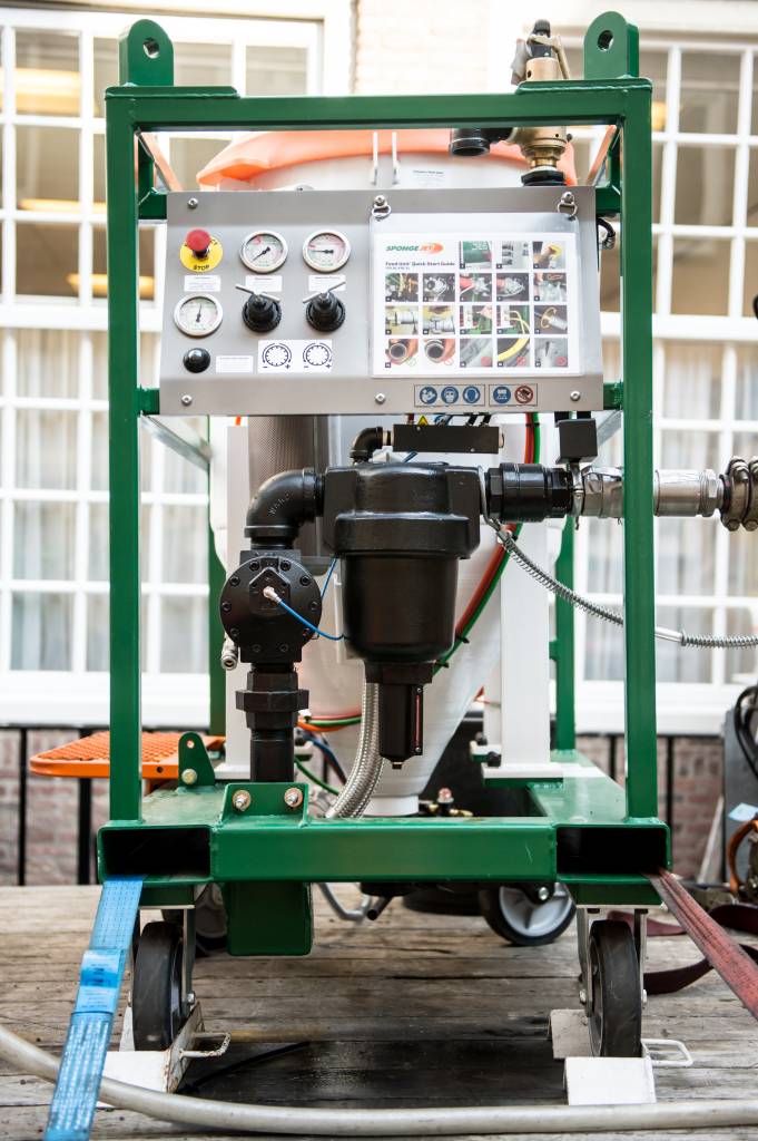 Sponge-Jet 170-SJ Feed Unit™ in gebruik, bediengspaneel is goed zichtbaar