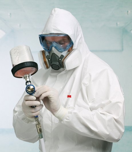 Man die werkzaamheden uitvoert met het 3M Herbruikbaar halfgelaatsmasker 6100 op zijn gezicht