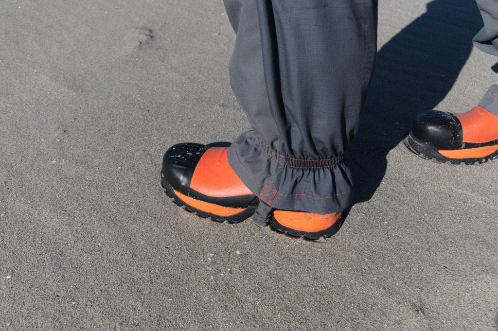 Iemand die de Blastsafe Skywalker laarzen aanheeft op het strand