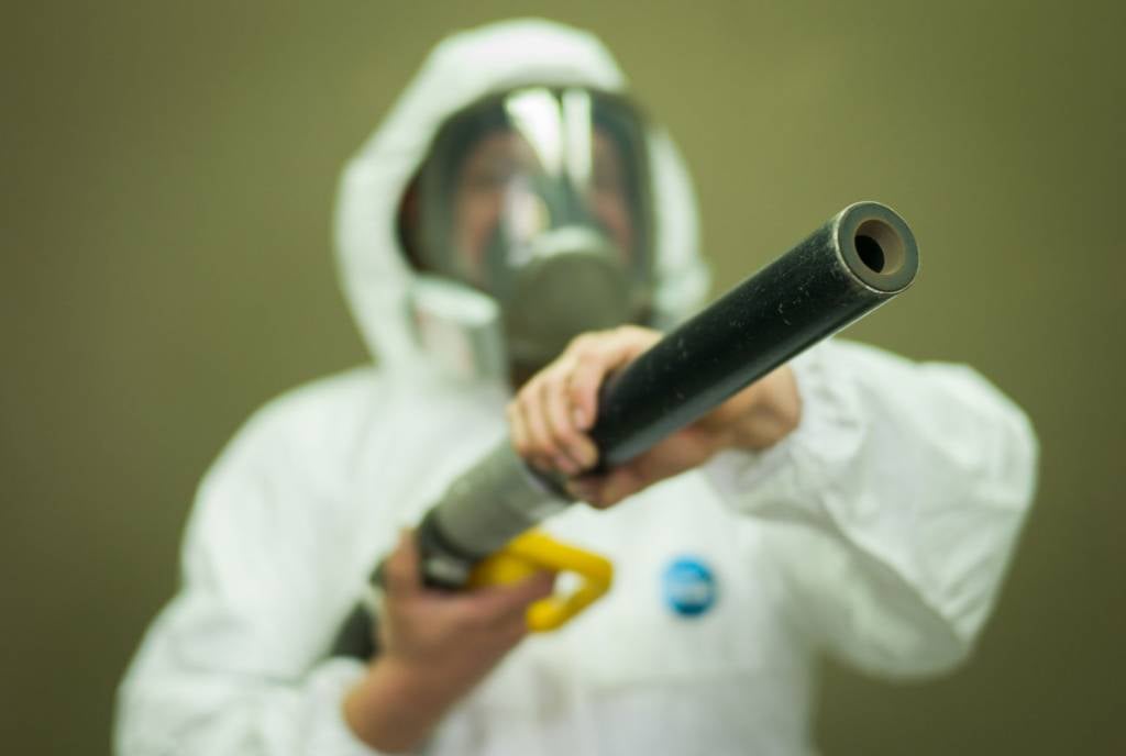 Man die straalt met een Sponge-Jet SaberBlast Lange Venturi Straalpijp